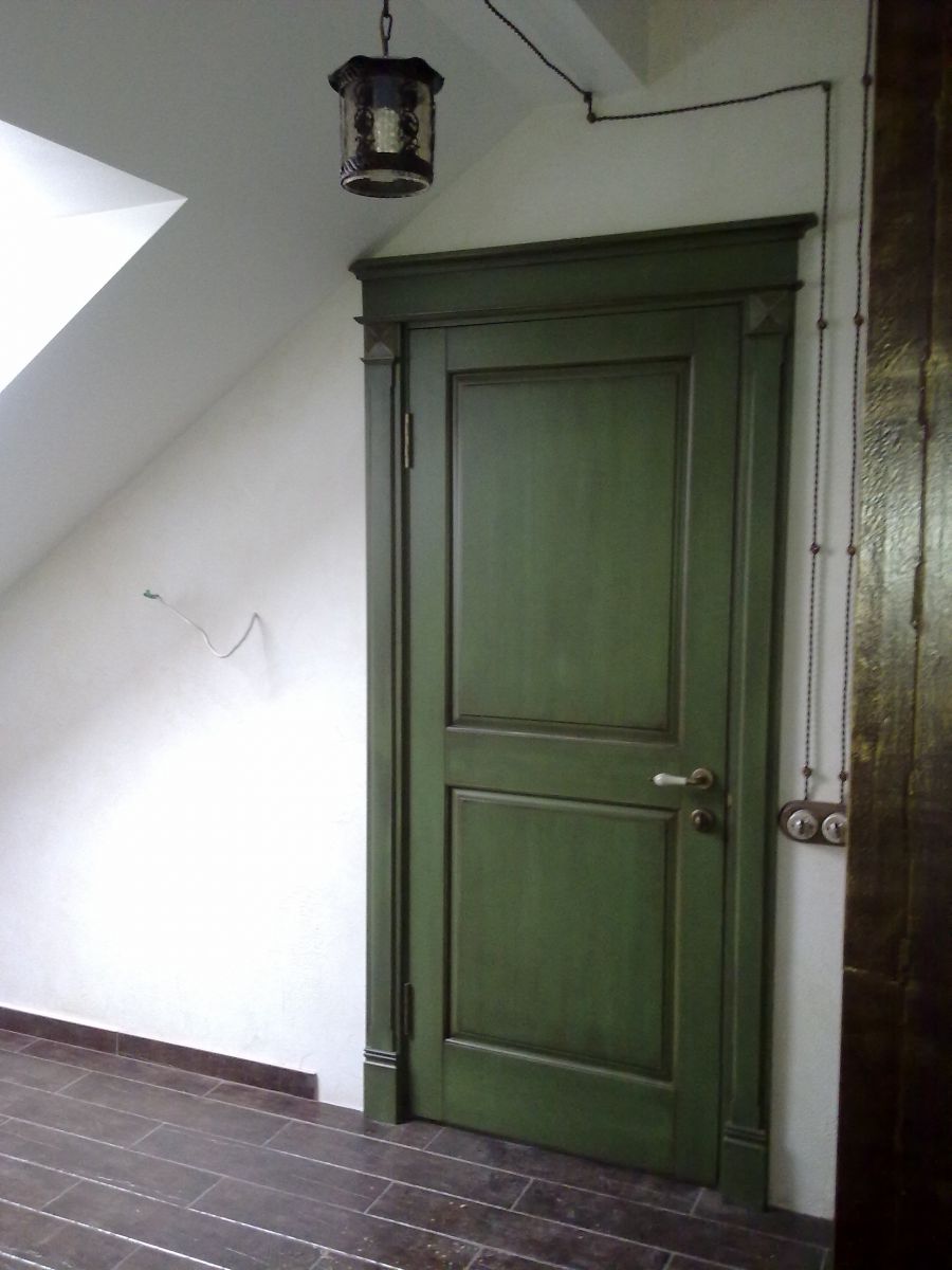Зеленая глухая дверь в стиле кантри