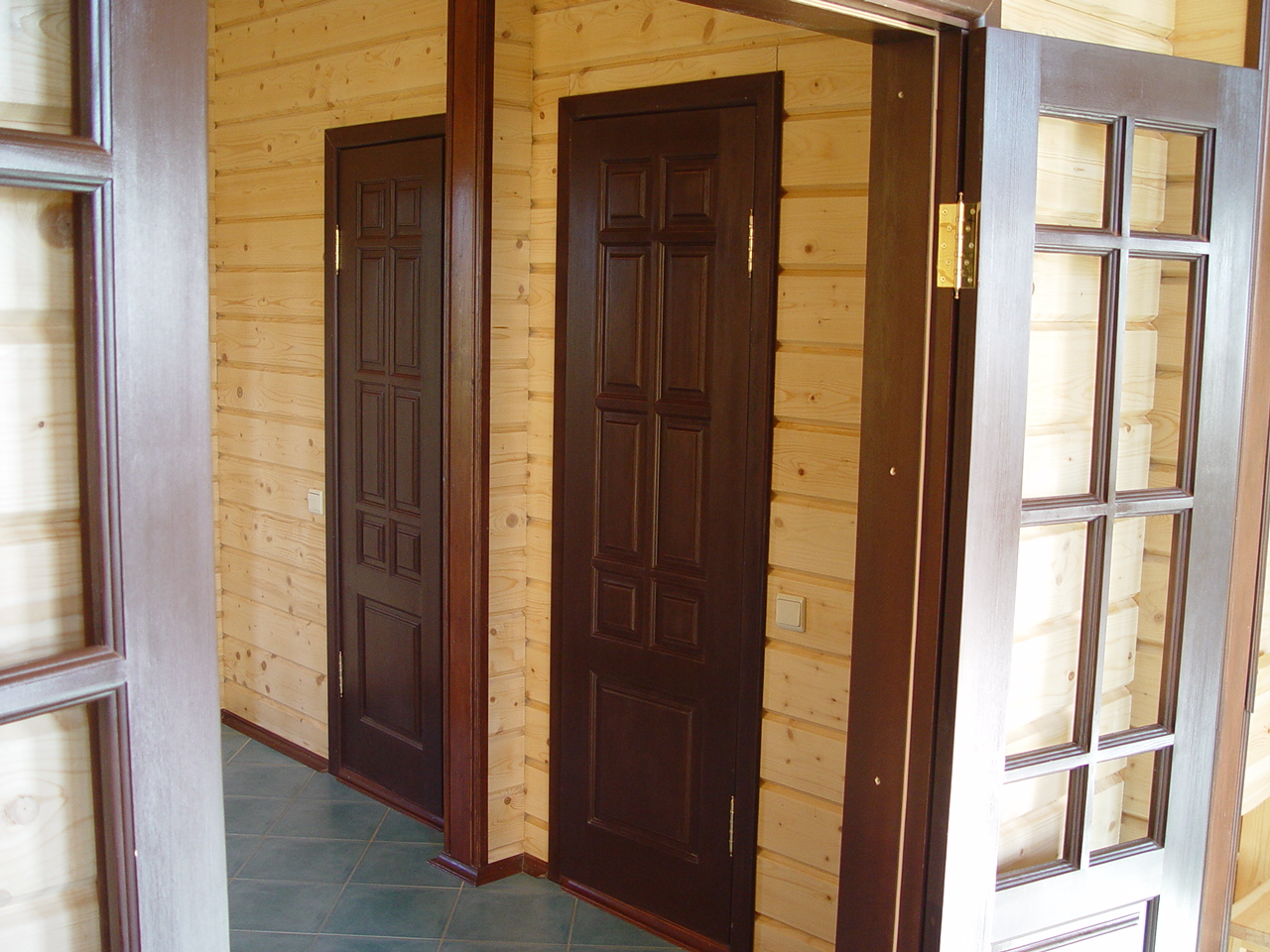 Установить дверь в деревянный дом. Двери в деревянном доме. Двери в доме из бруса. Межкомнатные двери в брусовом доме. Межкомнатные двери в деревянном доме.